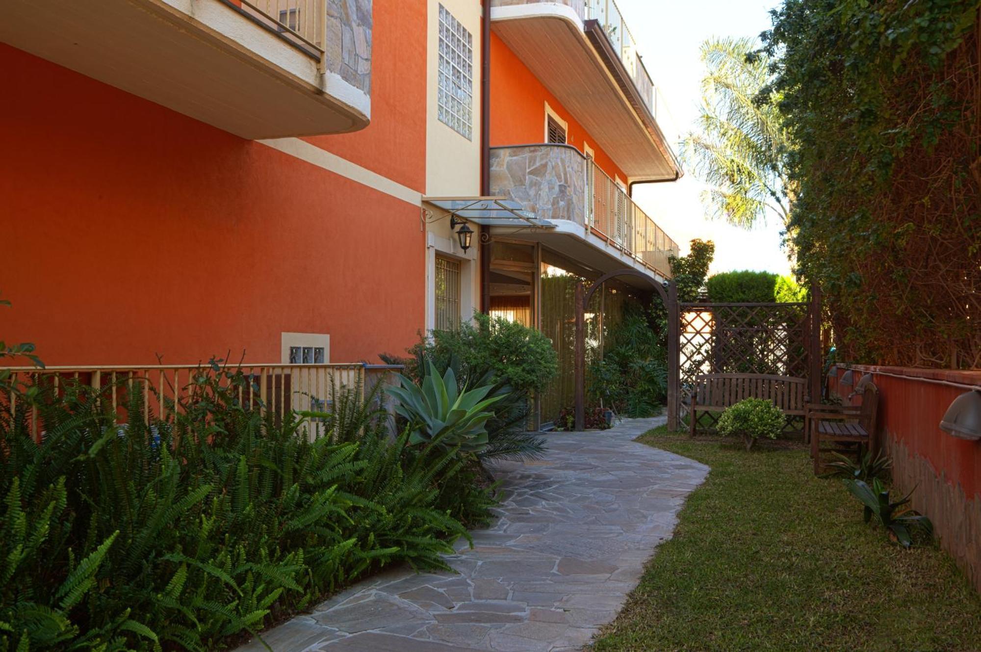 Motta Residence Hotel Motta SantʼAnastasia Eksteriør bilde
