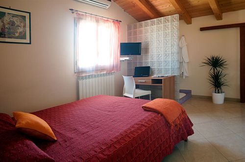 Motta Residence Hotel Motta SantʼAnastasia Eksteriør bilde